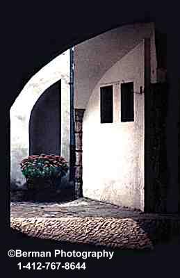 NewArchesBudapest.jpg (13440 bytes)